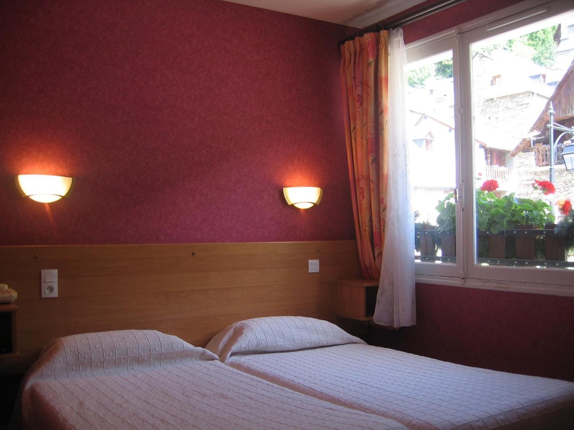 Hotel - Restaurant - Bar - Le Sapin Fleuri Bourg-dʼOueil Εξωτερικό φωτογραφία
