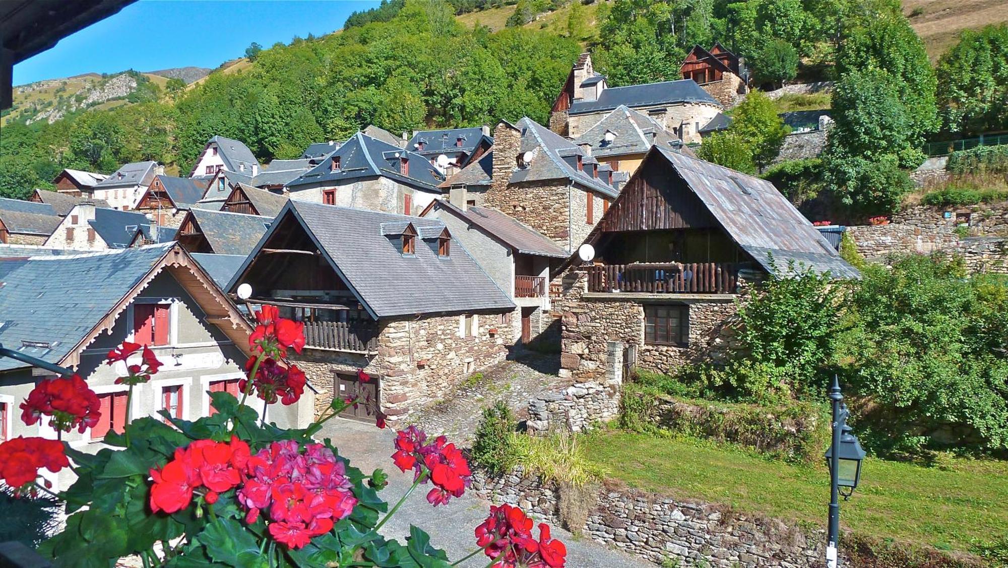 Hotel - Restaurant - Bar - Le Sapin Fleuri Bourg-dʼOueil Εξωτερικό φωτογραφία
