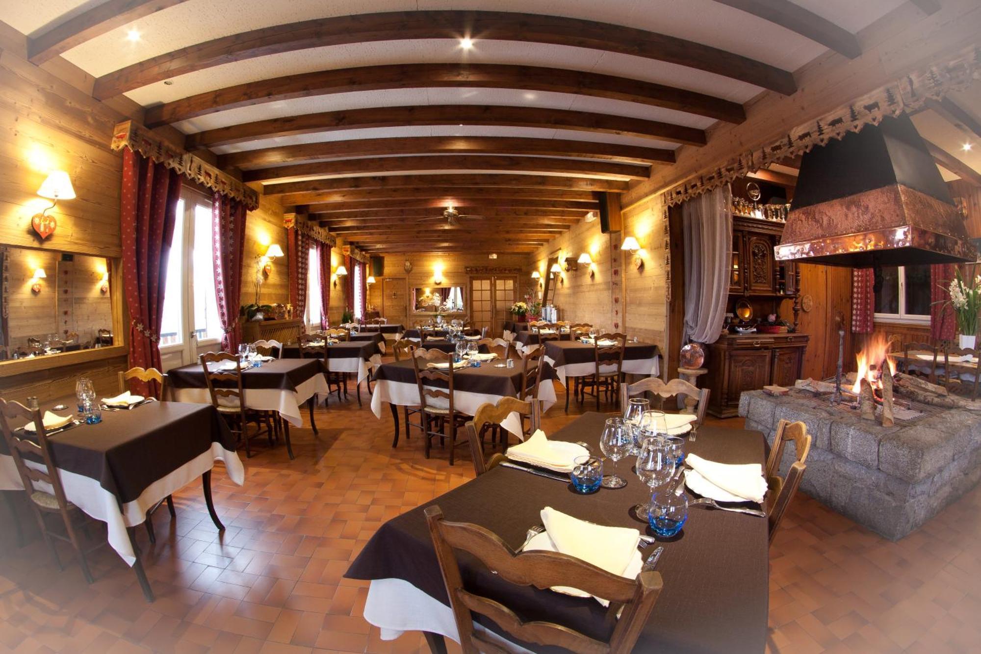 Hotel - Restaurant - Bar - Le Sapin Fleuri Bourg-dʼOueil Εξωτερικό φωτογραφία