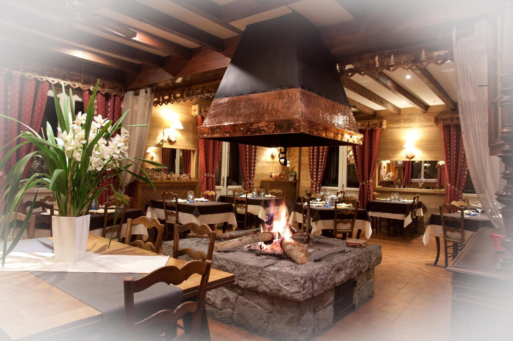 Hotel - Restaurant - Bar - Le Sapin Fleuri Bourg-dʼOueil Εξωτερικό φωτογραφία