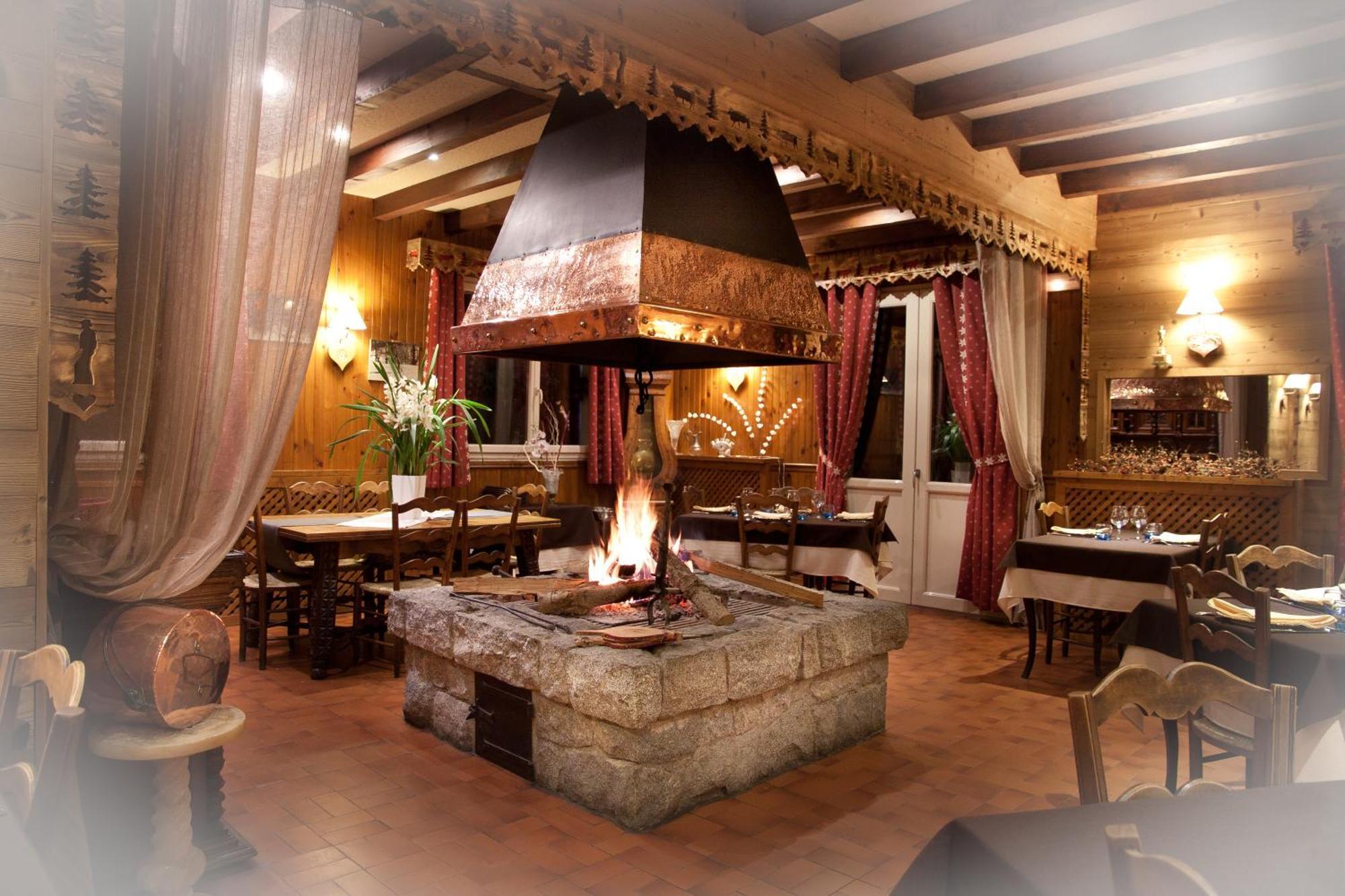 Hotel - Restaurant - Bar - Le Sapin Fleuri Bourg-dʼOueil Εξωτερικό φωτογραφία