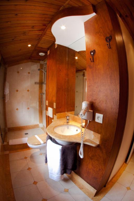 Hotel - Restaurant - Bar - Le Sapin Fleuri Bourg-dʼOueil Δωμάτιο φωτογραφία